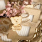 Savon Ourson avec fleurs séchées framboise, nœud en jute et gravure bois ourson

