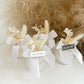 Bougie Dahlia personnalisée avec nœud en organza et gravure, cadeau invité mariage